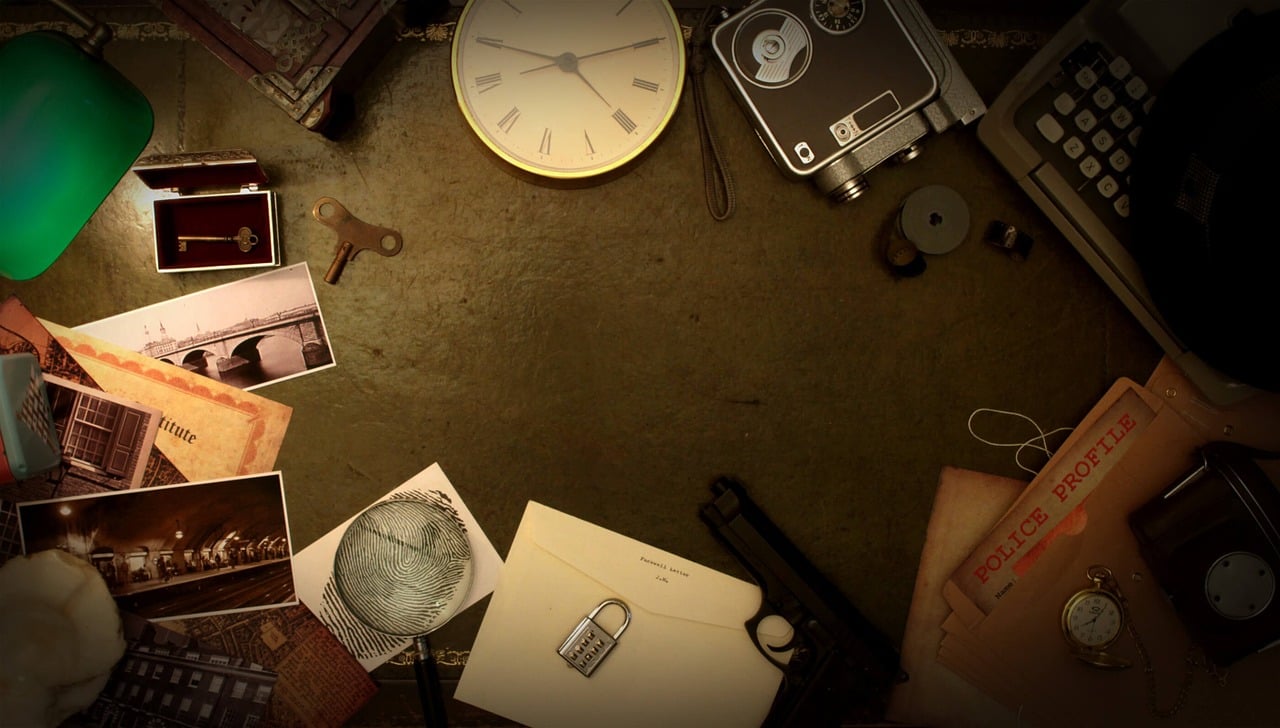 Horloge, cadenas, enquête, machine à écrire, loupe, photo ancienne, enigme