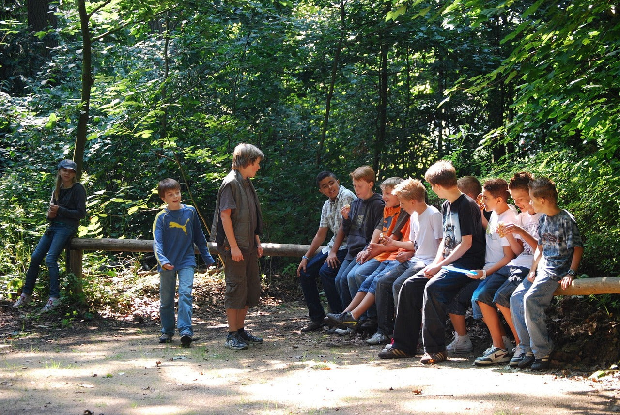 enfants entrain de jouer dehors dans la fort